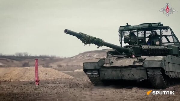 Précision remarquable: les équipages de chars russes T-80BVM s’entraînent aux tirs à longue distance - Sputnik Afrique