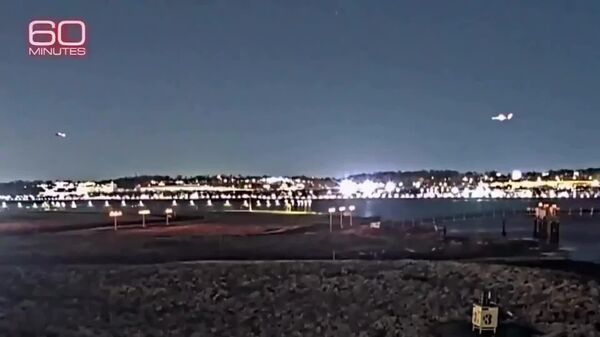 ▶ Collision en vol entre un avion d'American Airlines et un hélicoptère Black Hawk - nouvelle vidéo diffusée par CBS - Sputnik Afrique