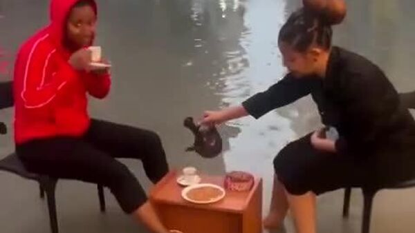 Deux Éthiopiennes boivent un café tandis que les Émirats arabes unis se transforment en Venise - Sputnik Afrique