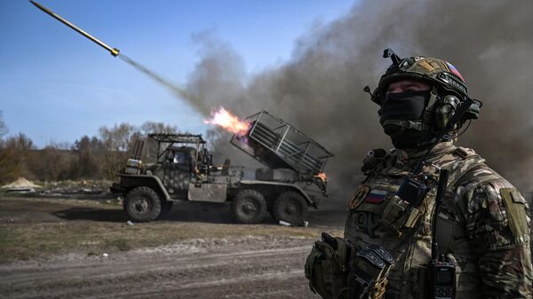 Russian servicemen of the 40th Separate Guards Naval Infantry Brigade of the Sever Group of Forces fire a BM-21 Grad multiple rocket launcher towards Ukrainian positions  - Sputnik Africa