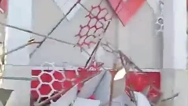 ▶ Un pont qui tremble comme s'il était en papier : en vidéo, le moment et les conséquences du séisme de magnitude 7,4 en Indonésie - Sputnik Afrique