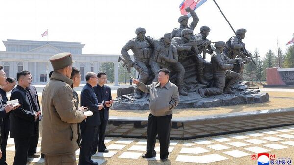 Kim Jong-un visite le musée dédié aux soldats nord-coréens ayant combattu dans la région russe de Koursk - Sputnik Afrique