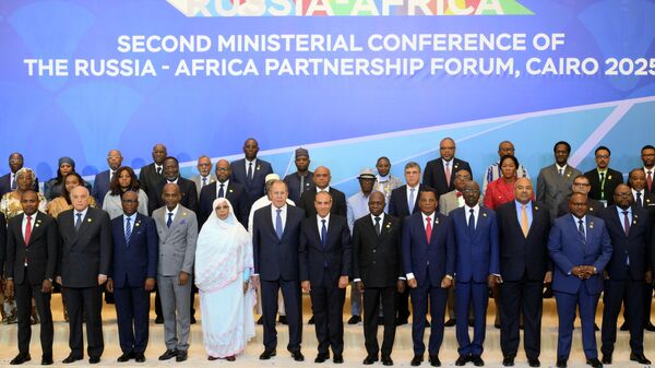 Russian Foreign Minister Sergey Lavrov (sixth from left, foreground) poses for a family photo with participants before the start of the plenary session of the Second Ministerial Conference of the Russia-Africa Partnership Forum in Cairo. - Sputnik Africa