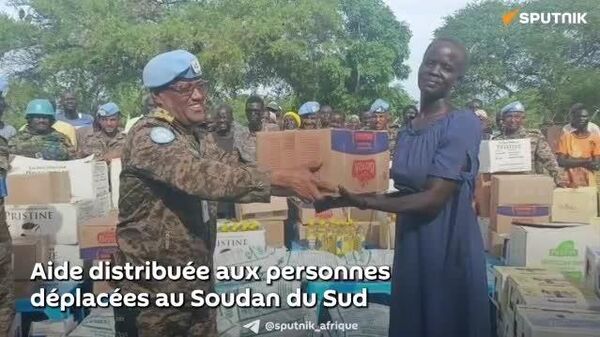 Les soldats éthiopiens de maintien de la paix distribuent de l'aide aux personnes déplacées au Soudan du Sud - Sputnik Afrique