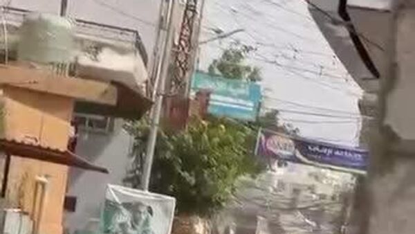 Une frappe israélienne a touché un bâtiment à Burj al-Shamali, près de Tyr, dans le sud du Liban - Sputnik Afrique