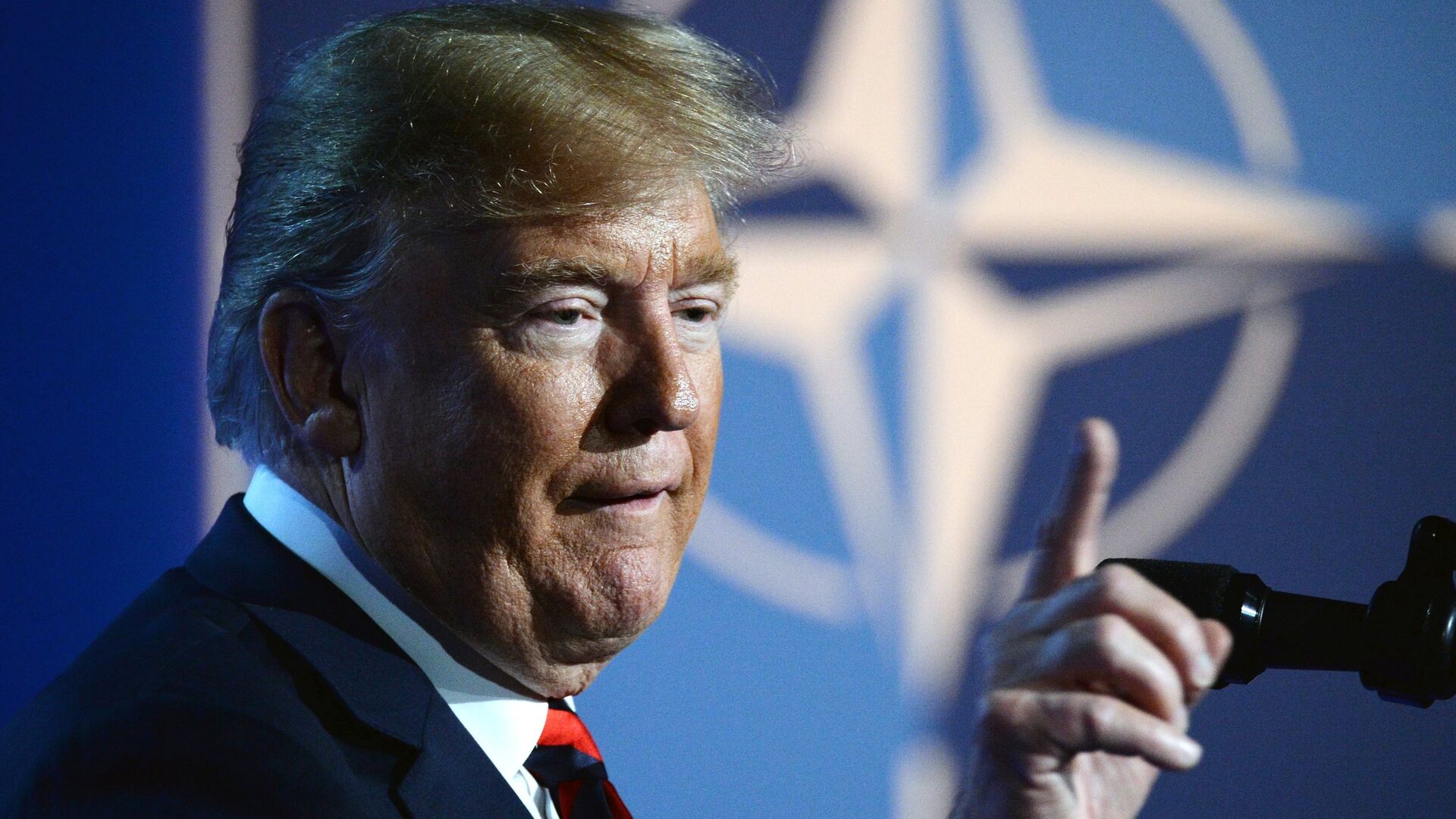 US President Donald Trump at the NATO summit of heads of state and government, Brussels - Sputnik Afrique, 1920, 04.04.2026