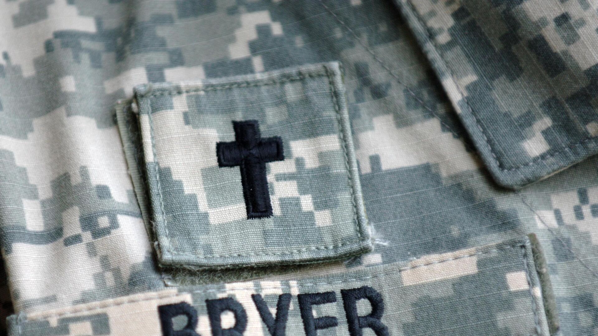 US Army chaplain Lt. Col. Irvine Bryer wears a cross above his name on his uniform while at a training seminar, March 4, 2008 in Hilton Head Island, SC.  - Sputnik Africa, 1920, 04.04.2026
