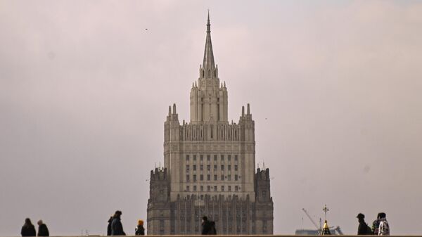 Pedestrians on the Bolshoy Moskvoretsky Bridge in Moscow. In the background is the Russian Ministry of Foreign Affairs building on Smolenskaya-Sennaya Square. - Sputnik Africa
