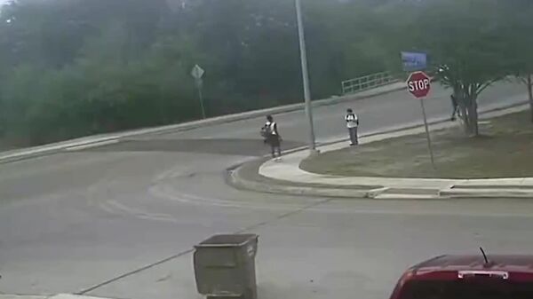 Une motocyclette en feu a failli renverser 4 enfants aux États-Unis - Sputnik Afrique