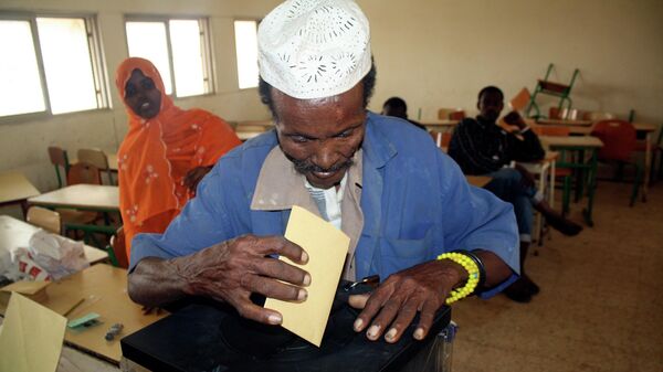 Un Djiboutien vote pour le président à Djibouti, en Afrique de l'Est, le vendredi 8 avril 2011. - Sputnik Afrique