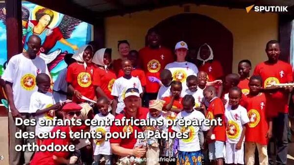 Des enfants d'une église orthodoxe en Centrafrique préparent des œufs pour Pâques - Sputnik Afrique