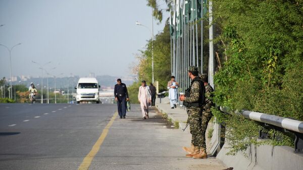 Security personnel stand alert on the Zero Point Bridge following U.S. and Iran peace talks in Islamabad, Pakistan, April 12, 202 - Sputnik Africa