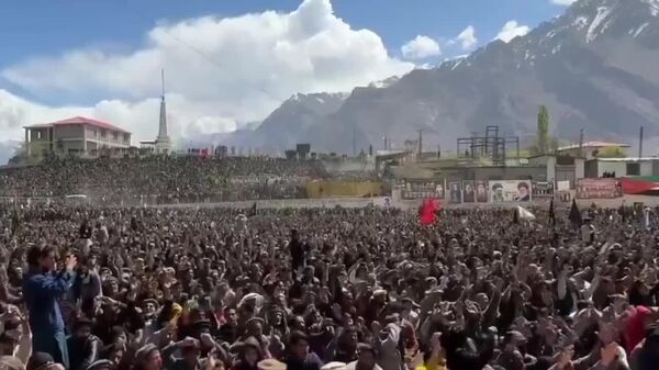 Des milliers de personnes rassemblées à Skardu, au Pakistan, pour rendre hommage à l'ayatollah Ali Khamenei, 40 jours après sa mort - Sputnik Afrique