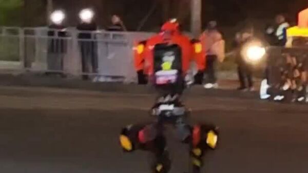 Nuit électrique à Pékin: 70 équipes ont testé leurs robots et leurs nerfs (en titane) dans un semi-marathon - Sputnik Afrique