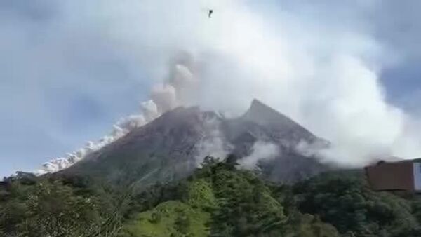 #viral | Mountain Semeru in Indonesia Erupts at Least 6 More Times - Sputnik Africa