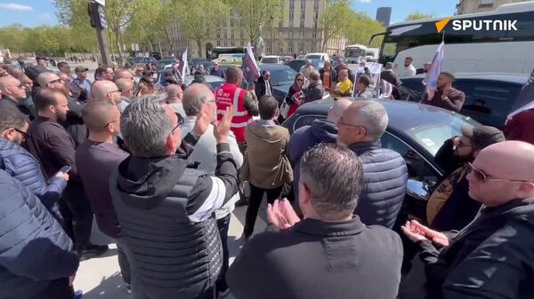 Assez de mépris, agissons pour nos droits: manifestation des chauffeurs VTC à Paris - Sputnik Afrique