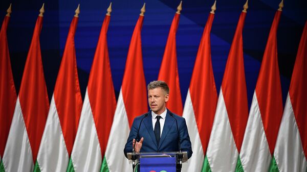 Peter Magyar gestures as he speaks to the media in Budapest, Hungary, Monday, April 13, 2026, after defeating Prime Minister Viktor Orban's party in the country's parliamentary elections. - Sputnik Afrique