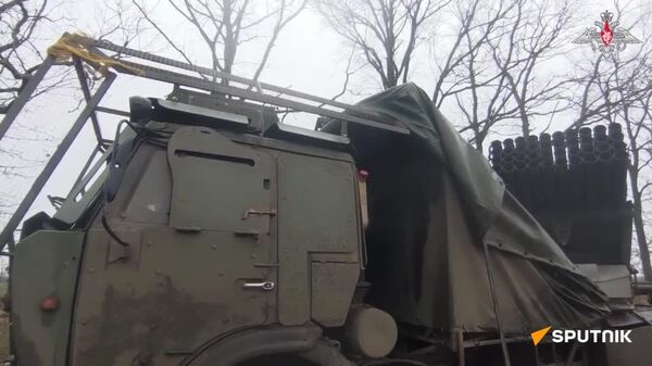 Des LRM et canons russes en action sur deux axes de l’opération militaire spéciale - Sputnik Afrique