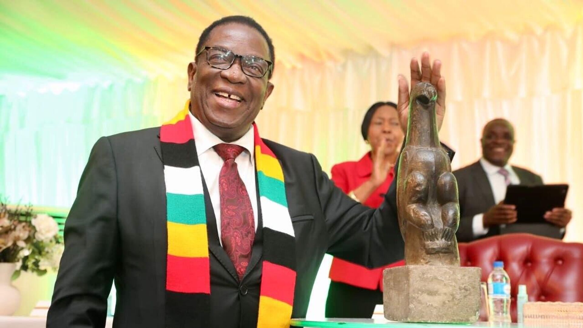 Le Président du Zimbabwe a reçu la statuette sacrée de l’oiseau Chapungu restituée par l’Afrique du Sud Le Président du Zimbabwe a reçu la statuette sacrée de l’oiseau Chapungu restituée par l’Afrique du Sud - Sputnik Afrique, 1920, 16.04.2026