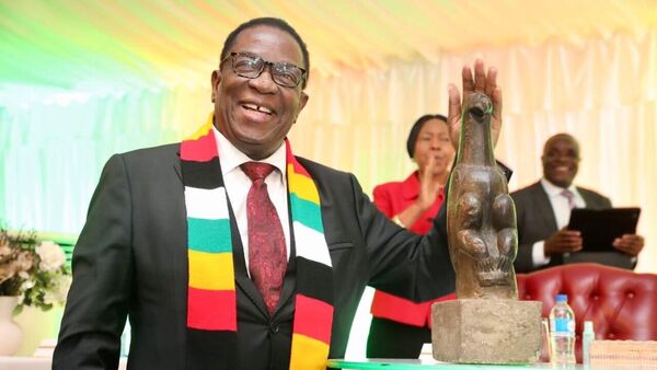 Le Président du Zimbabwe a reçu la statuette sacrée de l’oiseau Chapungu restituée par l’Afrique du Sud - Sputnik Afrique