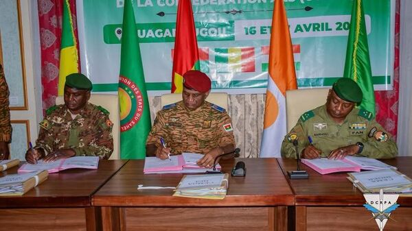 Chefs d’état-major des armées du Burkina Faso, du Mali et du Niger lors de la signature des documents cadres - Sputnik Afrique