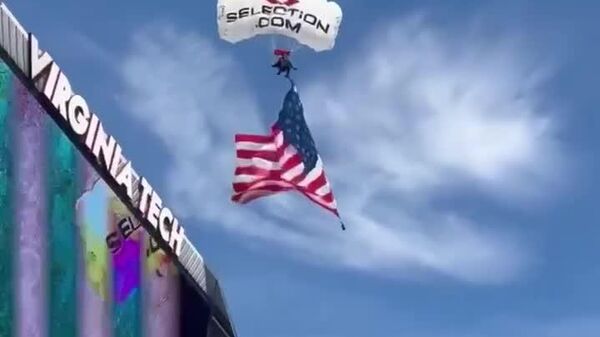 #viral | Parachutist Crash-Lands Onto Billboard in US - Sputnik Africa