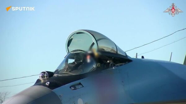 Un Su-35 russe couvre des hélicoptères de l'armée de terre qui bombardent les troupes et une base temporaire ukrainiennes - Sputnik Afrique