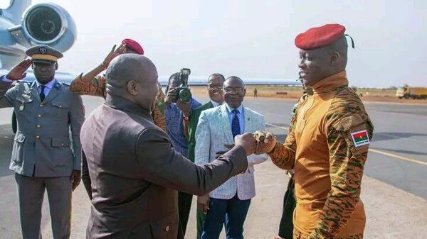 Évariste Ndayishimiye accueilli à Ouagadougou par le capitaine Ibrahim Traoré - Sputnik Afrique