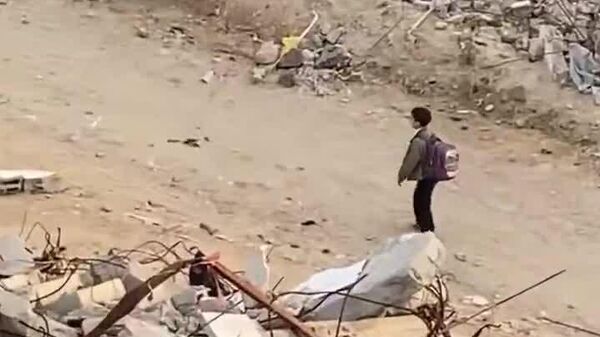 #viral | Mother in Gaza Watches Her Son Walk to School Through Ruins & Rubbles - Sputnik Africa