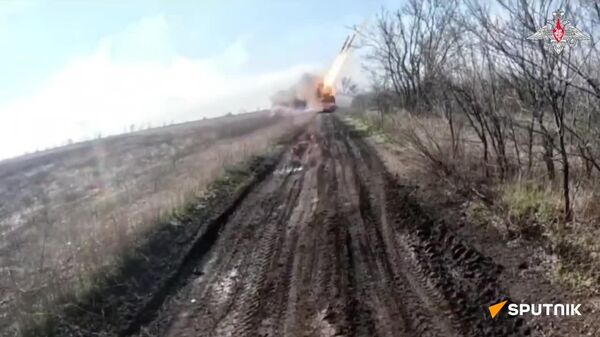 Une frappe thermobarique de TOS-1A Solnsepek anéantit un grand abri souterrain ukrainien - Sputnik Afrique