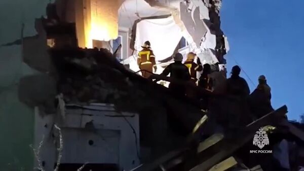 Une attaque de drones ukrainiens a provoqué l'effondrement de l'entrée d'un immeuble résidentiel dans le sud-est de la Russie - Sputnik Afrique