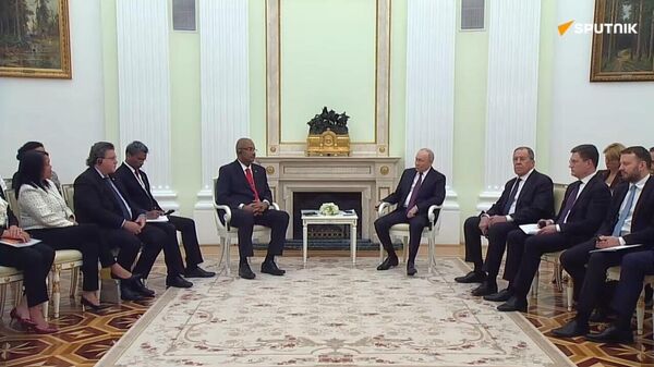 Patrick Herminie et Vladimir Poutine - Sputnik Afrique