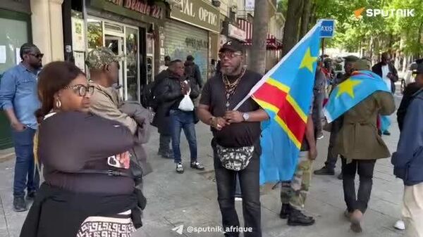 Des Congolais manifestent à Paris contre l'accord RDC-USA sur l'accueil des migrants expulsés des États-Unis - Sputnik Afrique