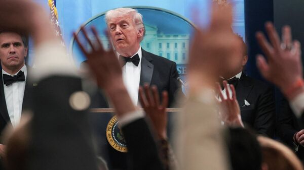 Des journalistes lèvent la main pour poser des questions lors du point de presse du président américain Donald Trump à la Maison Blanche, suite à une fusillade survenue pendant le dîner annuel de l'Association des correspondants de la Maison Blanche, à Washington, D.C., États-Unis, le 25 avril 2026. - Sputnik Afrique