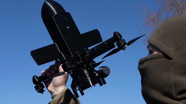 An instructor from the Ukrainian company General Cherry demonstrates the operation of an anti-air interceptor drone. - Sputnik Africa