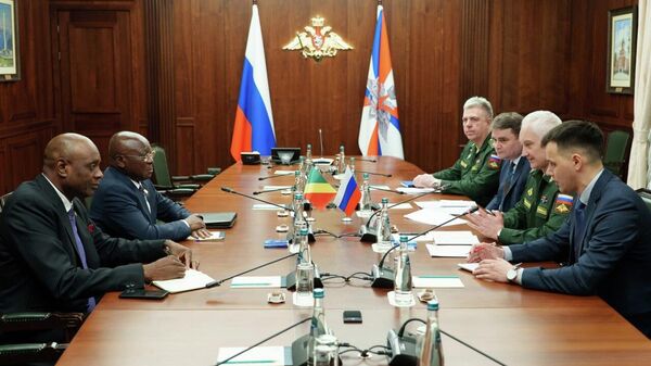 Rencontre des ministres de la Défense russe et congolais à Moscou, le 30 avril 2026 - Sputnik Afrique