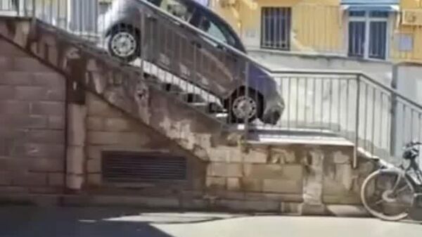 Descente épique au tribunal en Italie; une Fiat Panda fait du hors-piste - Sputnik Afrique
