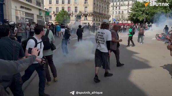 Des tensions montent entre les manifestants et les forces de l'ordre lors d'une des manifestations du 1er mai à Paris - Sputnik Afrique