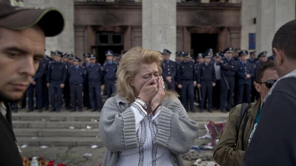 A woman crying near the burnt Odessa Trade Unions Building - Sputnik Africa