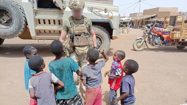 Les enfants maliens accueillent avec joie une patrouille de l'Africa Corps russe - Sputnik Afrique