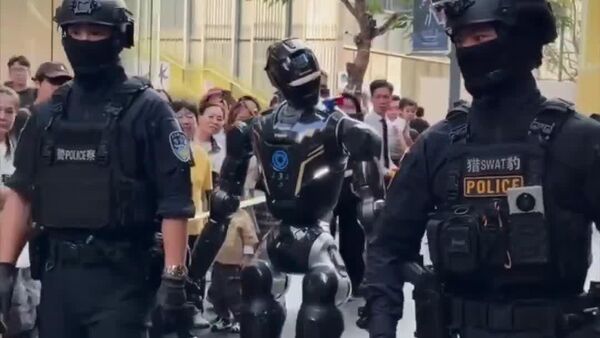 Un robot policier humanoïde patrouille aux côtés des forces de l'ordre - Sputnik Afrique