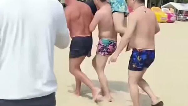 Two Russian Tourists Hailed as 'Best Tourists' for Saving Drowning Man in China - Sputnik Africa
