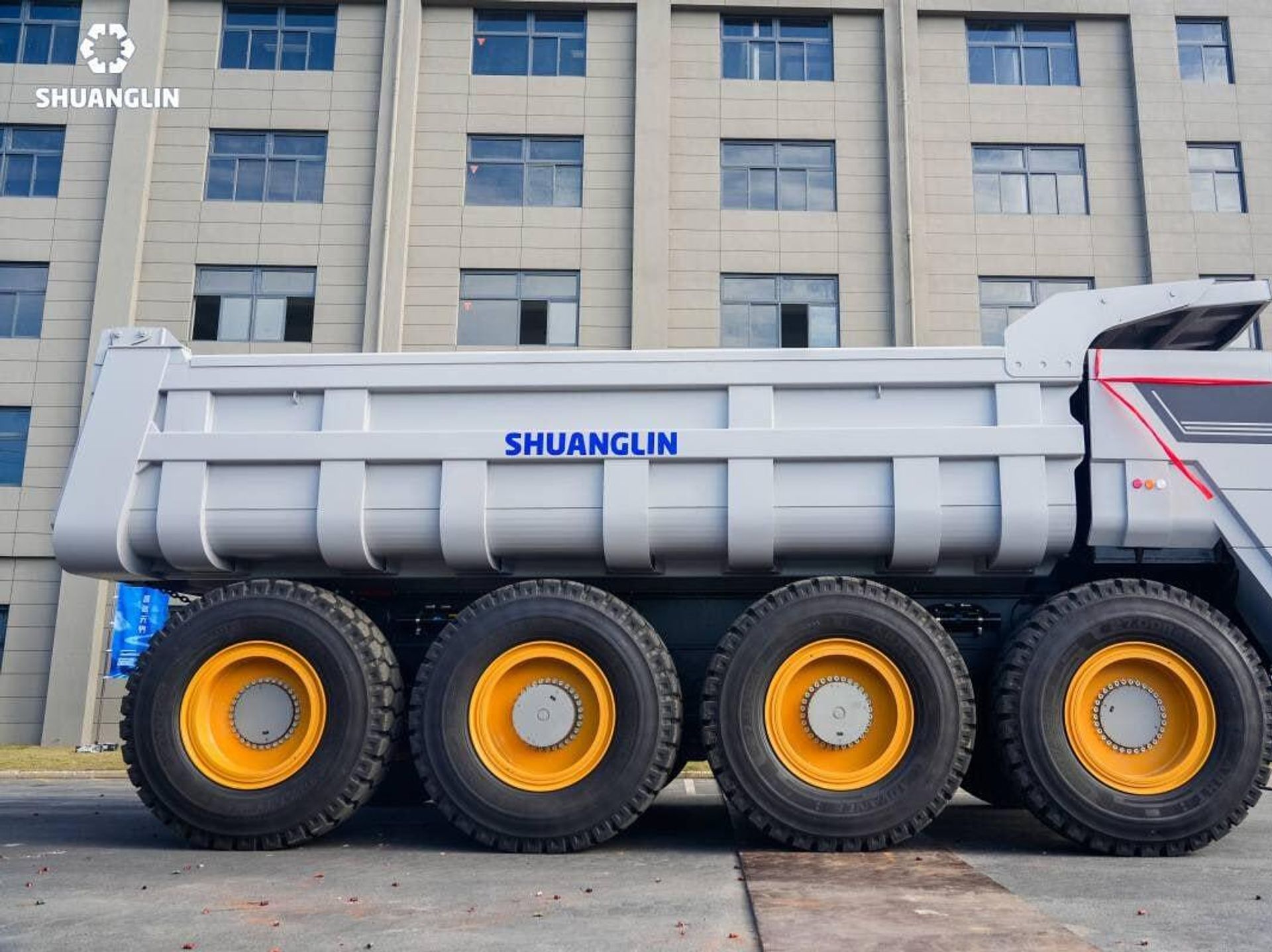 China Unveils World’s First Driverless Mining Truck – The 100‑Tonne ...