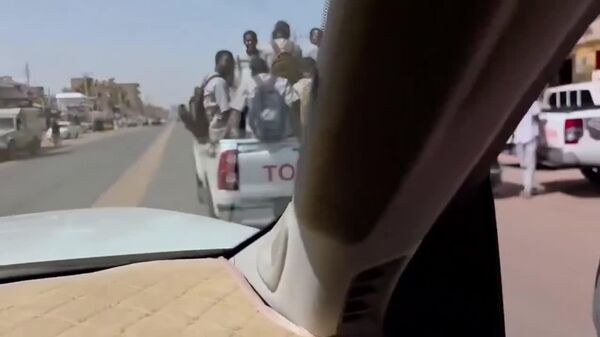 Wait, Our Driver is Who?! Sudan’s Leader Gives Schoolboys the Ride of a Lifetime in Omdurman - Sputnik Africa