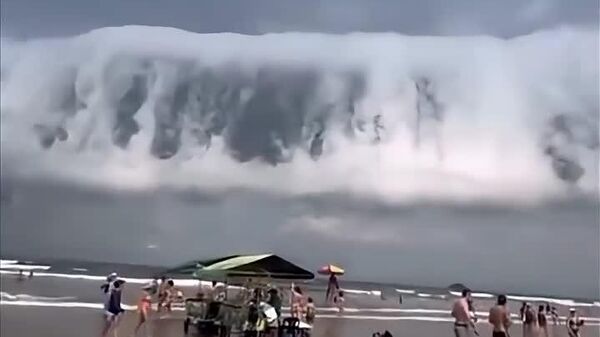Rare 'Volutus' Cloud Rolls Over Brazilian Beach in Spectacular Sky Phenomenon - Sputnik Africa