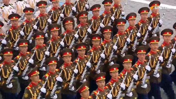 Des soldats nord-coréens défilent sur la Place Rouge, jour de la Victoire, le 9 mai 2026  - Sputnik Afrique