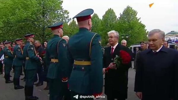 Vladimir Putin and Foreign Guests Lay Flowers at the Tomb of the Unknown Soldier - Sputnik Africa