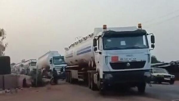 Des camions-citernes arrivent à Bamako le 10 mai 2026 - Sputnik Afrique
