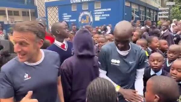 Les enfants kényans préfèrent les selfies avec Eliud Kipchoge plutôt qu’avec le Président Macron - Sputnik Afrique