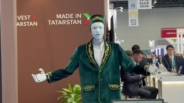 L'hôte du futur: un robot accueille des visiteurs au KazanForum, au Tatarstan - Sputnik Afrique